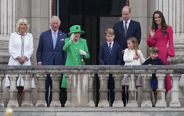 Самым важным стал парад Trooping the Colour, за которым королевская семья наблюдала с балкона Букингемского дворца. Слева направо: Камилла, герцогиня Корнуольская, принц Чарльз, королева Елизавета II, принц Джордж, принц Уильям, принцесса Шарлотта, принц Луи и Кейт, герцогиня Кембриджская. - Sputnik Азербайджан