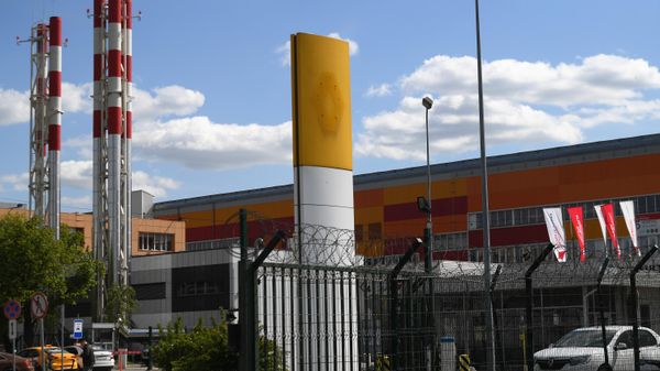 Со здания автозавода Рено в Москве демонтировали вывеску - Sputnik Азербайджан