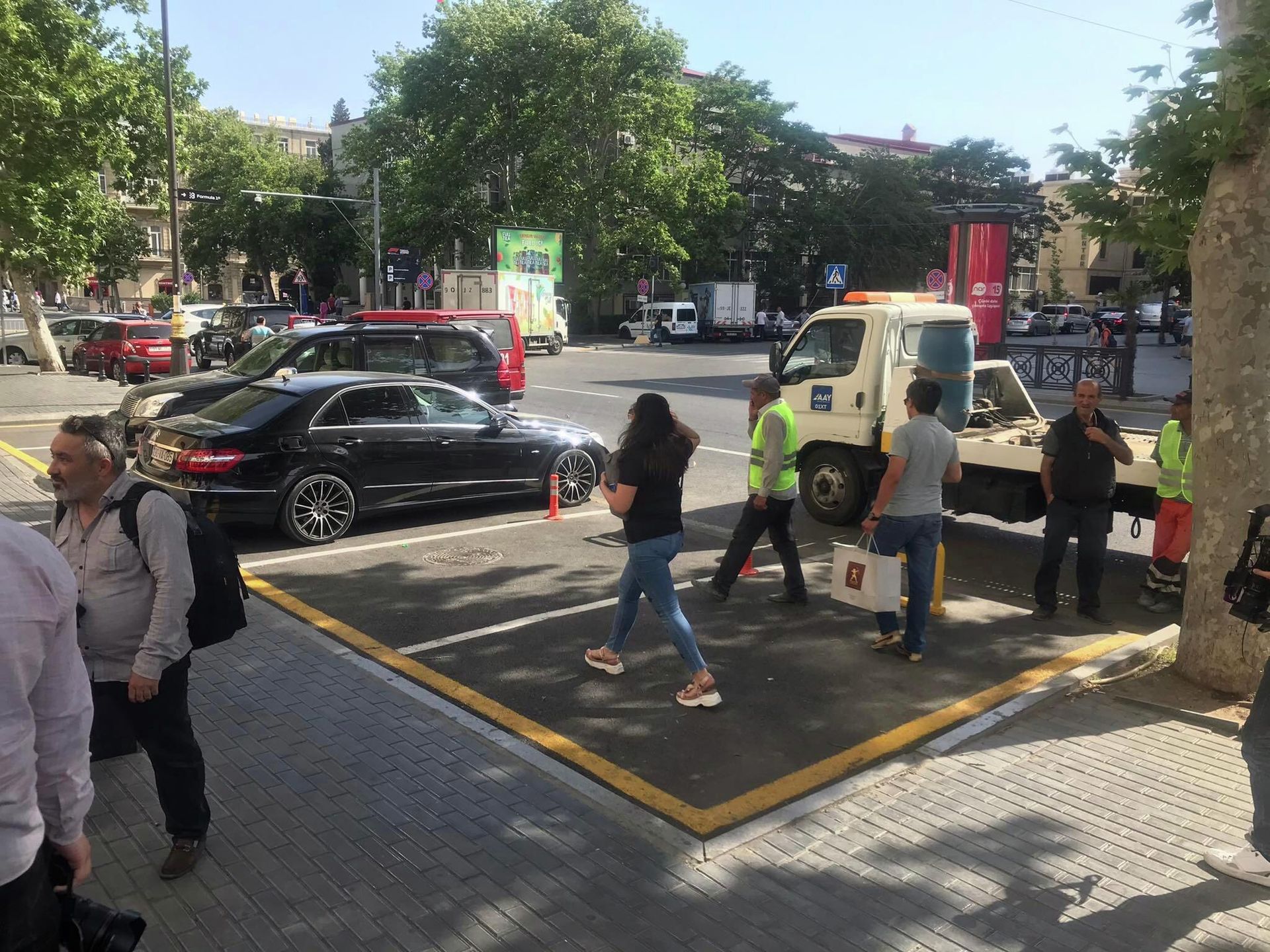 Bakı şəhəri, Nəsimi rayonu, Bülbül prospekti 18-30 ünvanında yaradılan qanunsuz parklanma yeri - Sputnik Азербайджан, 1920, 07.06.2022