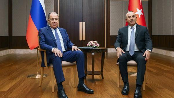 Министр иностранных дел РФ Сергей Лавров и министр иностранных дел Турции Мевлют Чавушоглу о время встречи в Анкаре - Sputnik Азербайджан