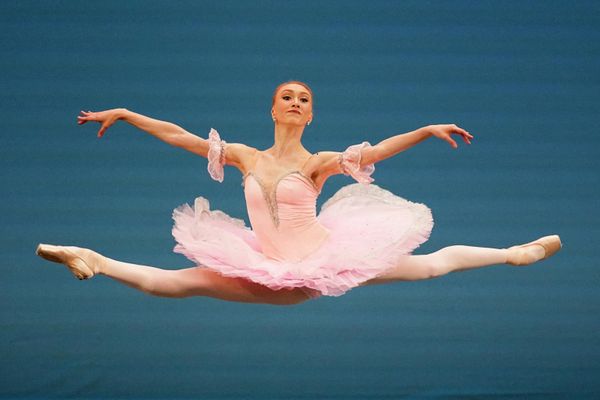 Анастасия Смирнова из России выступает на XIV Международном конкурсе артистов балета на Новой сцене Большого театра в Москве, Россия. - Sputnik Азербайджан