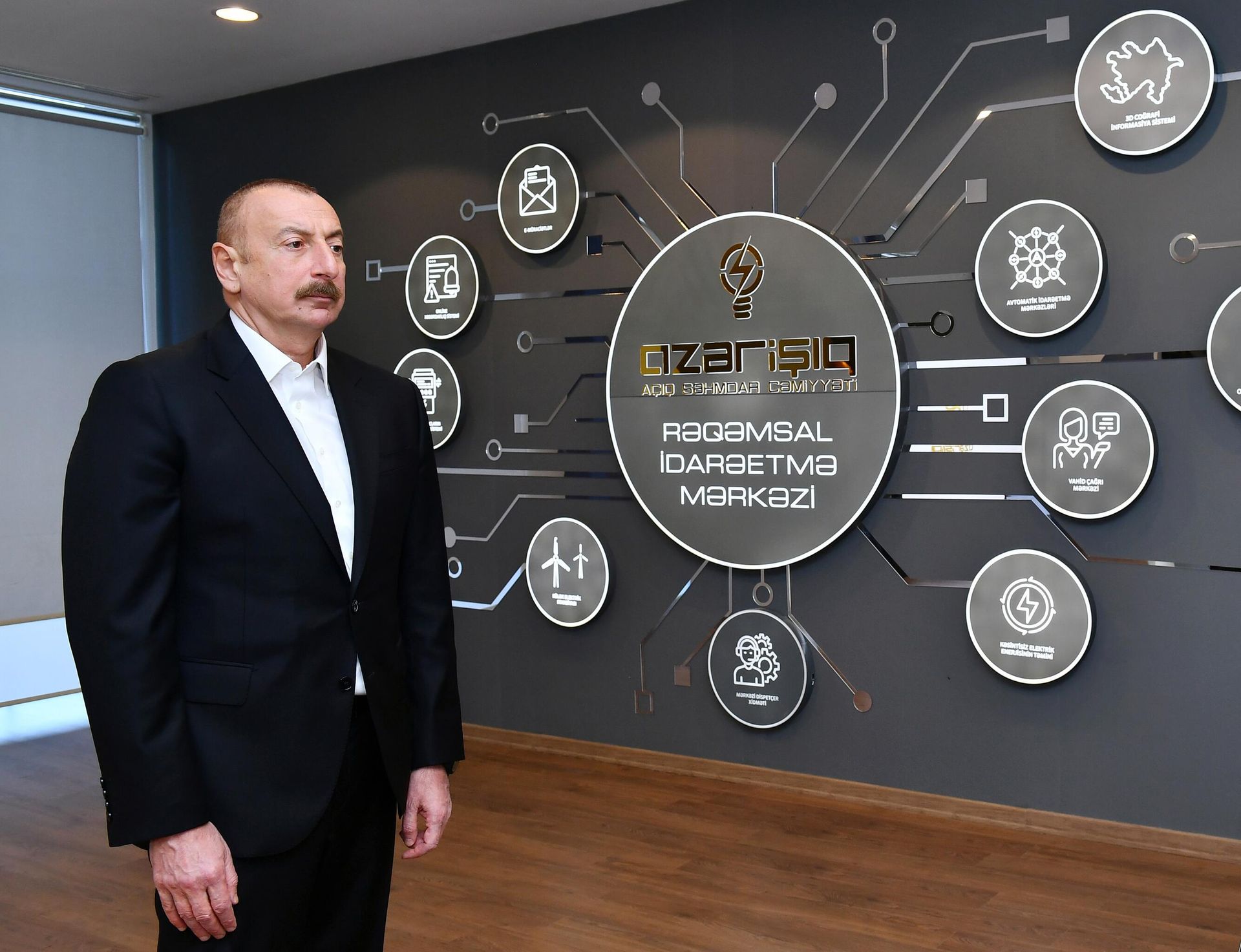 Prezident İlham Əliyev Bakıda yeni elektrik yarımstansiyasının və Rəqəmsal Şəbəkələrin Baş İdarəetmə Mərkəzinin açılışında - Sputnik Азербайджан, 1920, 10.06.2022