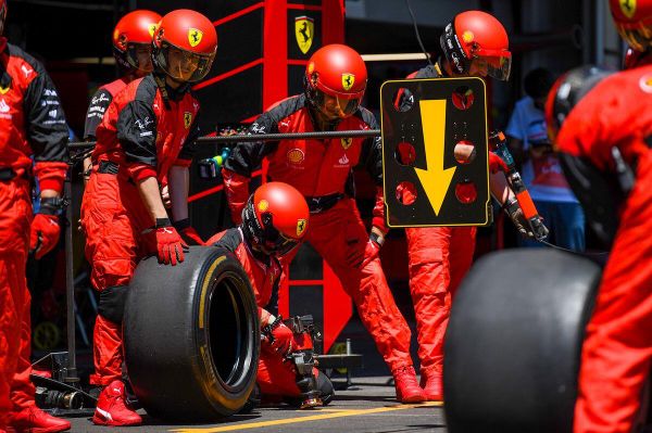 Основной конкурент Ферстаппена в этом сезоне - Шарль Леклер из команды Ferrari - сошел с дистанции из-за проблем с болидом. Вообще это был не день итальянской конюшни – сразу четыре автомобиля с силовой установкой от Ferrari выбыли из гонки по причине проблем с техникой. - Sputnik Азербайджан