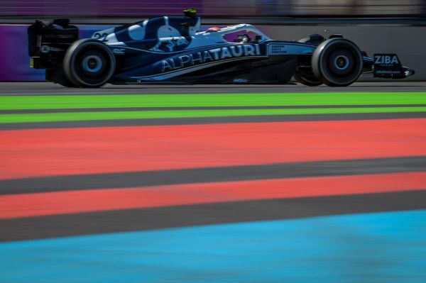 В Кубке конструкторов продолжает лидировать Red Bull (279 очков), на втором месте Ferrari (199), на третьем – Mercedes (161). - Sputnik Азербайджан