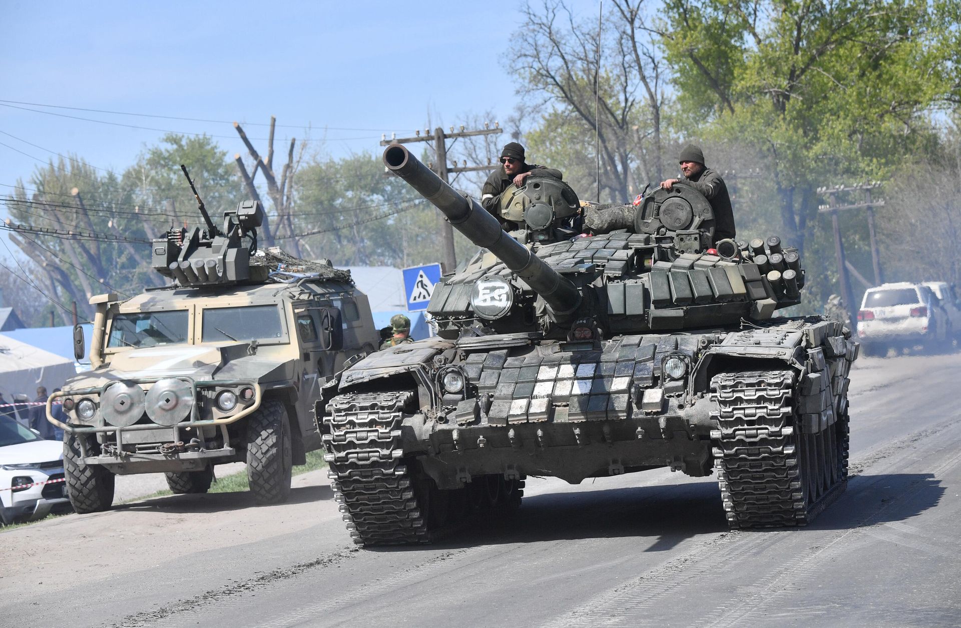 Танк Т-72 в селе Безыменное, где стоит колонна автобусов Международного Красного Креста для эвакуации гражданского населения из Мариуполя - Sputnik Азербайджан, 1920, 12.03.2024