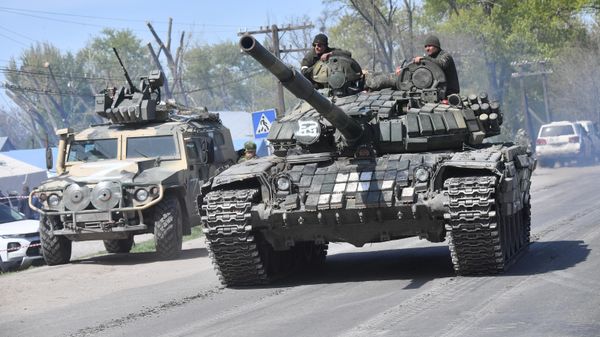 Танк Т-72 в селе Безыменное, где стоит колонна автобусов Международного Красного Креста для эвакуации гражданского населения из Мариуполя - Sputnik Азербайджан