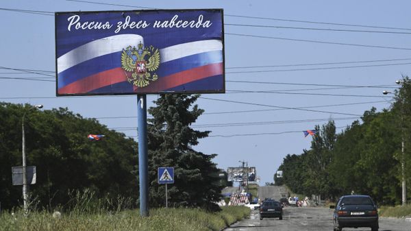 Билборд у автомобильной трассы возле Мариуполя - Sputnik Азербайджан