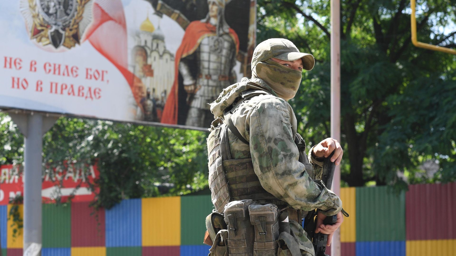 Российский военнослужащий на улице Мелитополя Российский военнослужащий на улице Мелитополя - Sputnik Азербайджан, 1920, 26.07.2023
