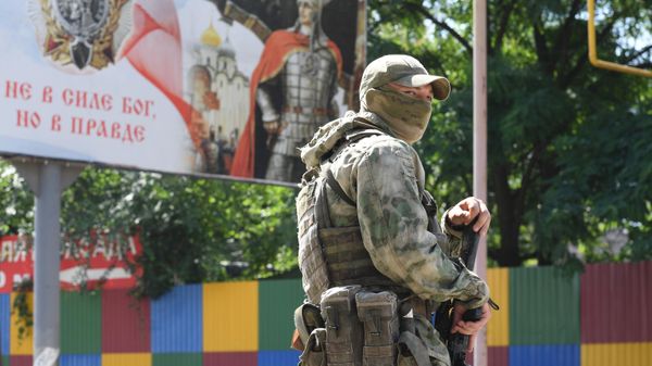 Российский военнослужащий на улице Мелитополя - Sputnik Азербайджан