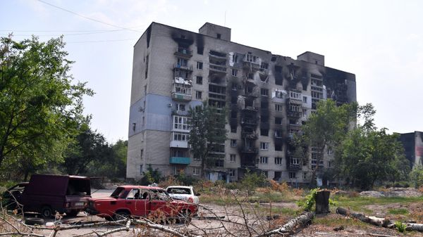 Жилой дом в Северодонецке, уничтоженный в результате обстрелов - Sputnik Азербайджан