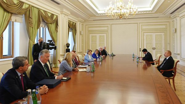 Ильхам Алиев принял представителей Международного центра Низами Гянджеви - Sputnik Азербайджан