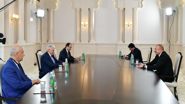 Ильхам Алиев принял турецкого экс-премьера - Sputnik Азербайджан