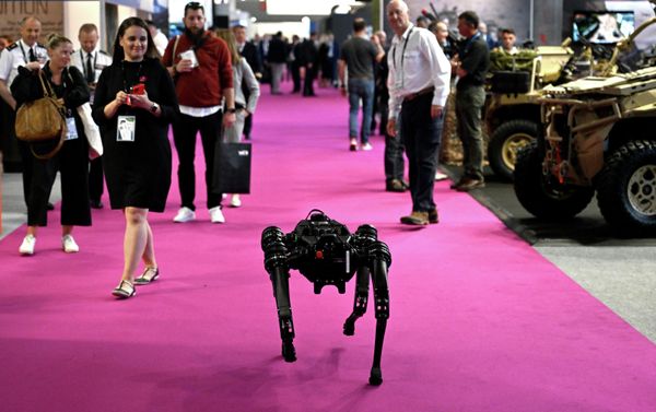 Многоцелевой оружейный робот американской компании Darley Defense на международной выставке наземной и воздушной обороны и безопасности Eurosatory в Вильпенте, Франция. - Sputnik Азербайджан