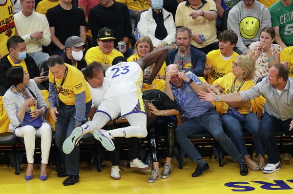Нападающий Golden State Warriors Дрэймонд Грин попадает в ряды болельщиков в первой половине пятой игры баскетбольного финала NBA против Boston Celtics в Сан-Франциско. - Sputnik Азербайджан