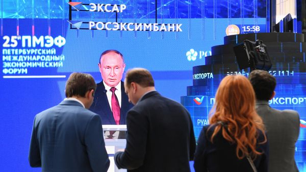 Президент РФ Владимир Путин выступает на пленарном заседании юбилейного, XXV Петербургского международного экономического форума - Sputnik Азербайджан