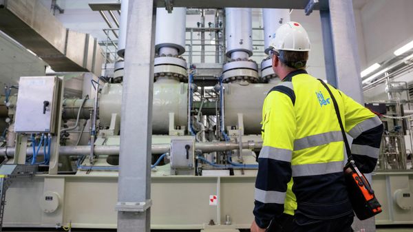 Сотрудник Uniper Energy Storage осматривает наземные объекты хранилища природного газа на Uniper Energy Storage в Бирванге, южная Германия - Sputnik Азербайджан