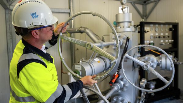 Сотрудник Uniper Energy Storage осматривает наземные объекты хранилища природного газа на Uniper Energy Storage в Бирванге, южная Германия - Sputnik Азербайджан