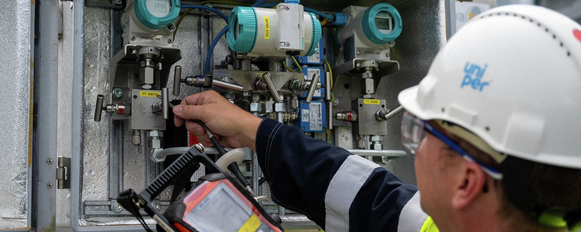 Сотрудник Uniper Energy Storage осматривает наземные объекты хранилища природного газа на Uniper Energy Storage в Бирванге, южная Германия - Sputnik Азербайджан, 1920, 05.09.2022