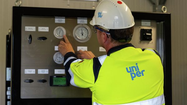 Сотрудник Uniper Energy Storage осматривает наземные объекты хранилища природного газа на Uniper Energy Storage в Бирванге, южная Германия - Sputnik Азербайджан