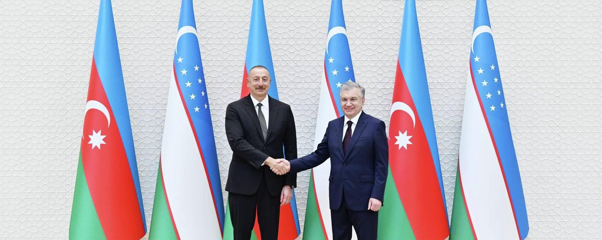 Президент Азербайджана Ильхам Алиев и Президент Узбекистана Шавкат Мирзиёев - Sputnik Азербайджан, 1920, 20.03.2025