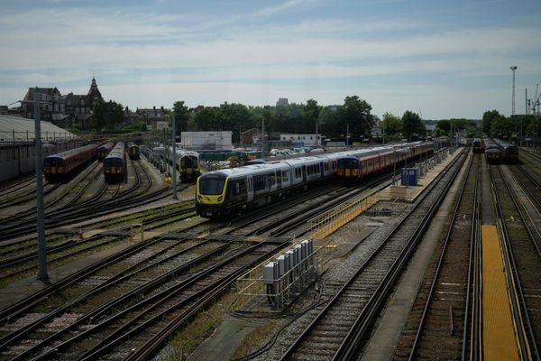 Glasgow Central - самая загруженная железнодорожная станция в Шотландии, но во вторник утром пассажиров на вокзале было меньше, чем голубей. - Sputnik Азербайджан