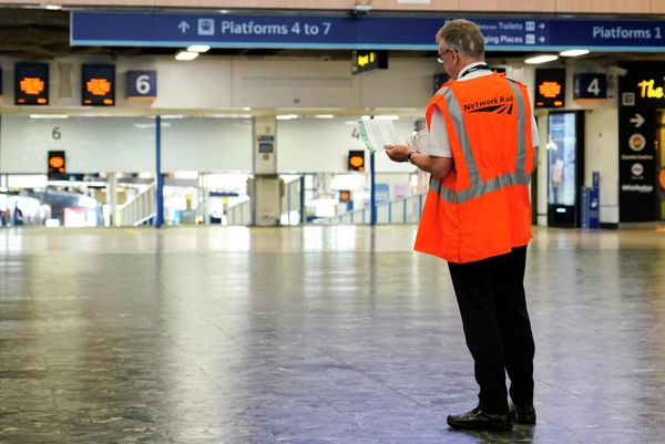 Тысячи сотрудников компании Network Rail, владеющей и управляющей железнодорожной инфраструктурой в Великобритании, и 13 железнодорожных операторов страны в минувшую полночь начали крупнейшую за последние 30 лет забастовку. - Sputnik Азербайджан