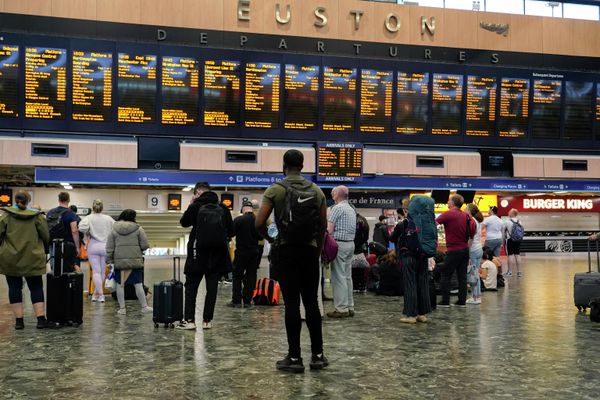 Хотя сама шотландская железнодорожная компания ScotRail и не участвует в забастовке, может обслуживать только 10% своих поездов, потому что в значительной степени полагается на персонал Network Rail. - Sputnik Азербайджан
