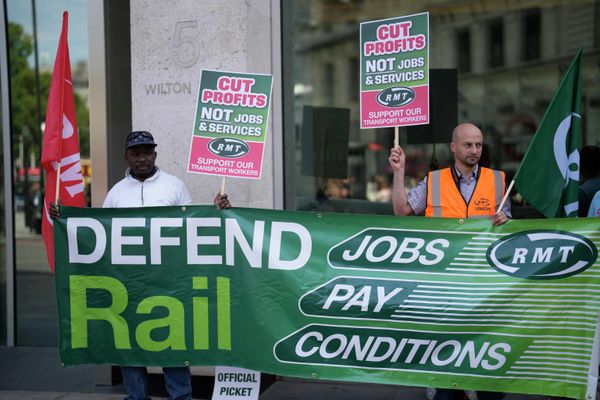 Правда, члены Aslef собираются бастовать в ближайший четверг и несколько других дней, но при этом каждая их забастовка будет происходит в рамках отдельной железнодорожной компании, а не одновременно по всей стране. - Sputnik Азербайджан