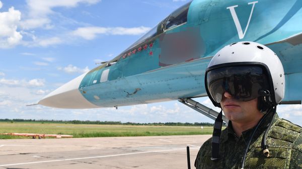 Проверка истребителя-бомбардировщика ВКС России Су-34, задействованного в специальной военной операции, перед вылетом - Sputnik Азербайджан