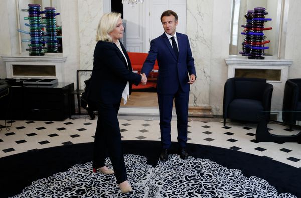 Лидер политической партии "Национальный фронт" и член парламента Марин Ле Пен обменивается рукопожатием с президентом Франции Эммануэлем Макроном после переговоров в Елисейском дворце в Париже. - Sputnik Азербайджан