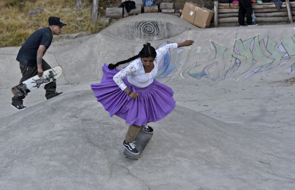Боливийская девушка из женского скейтборд-коллектива "Imilla Skate" катается на скейте. - Sputnik Азербайджан