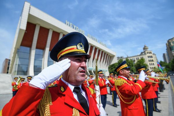 Выступления военных оркестров по случаю Дня Вооруженных cил в Баку. - Sputnik Азербайджан