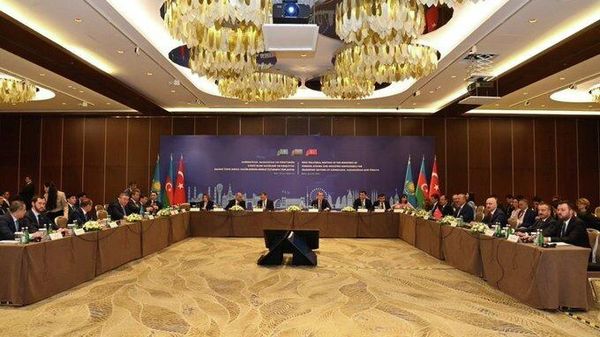 На встрече глав внешнеполитических и транспортных ведомств Азербайджана, Турции и Казахстана - Sputnik Азербайджан