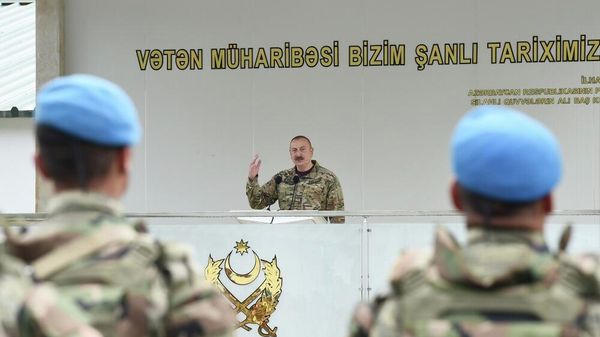 Президент Азербайджана, Верховный главнокомандующий ВС АР Ильхам Алиев на вручении боевого знамени воинской части сил коммандос - Sputnik Азербайджан