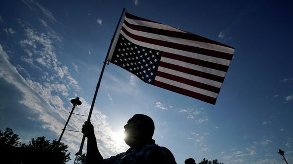 Мужчина с флагом США, фото из архива - Sputnik Азербайджан