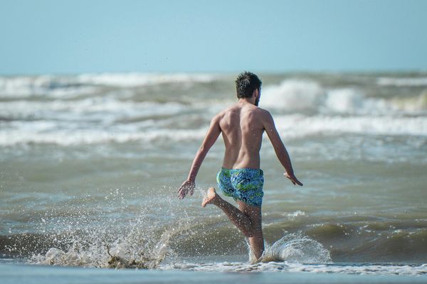 Как только начался сезон, не только азербайджанцы, но и гости столицы ринулись на бакинские пляжи чтобы поплавать и получить щедрую дозу витамина Д. - Sputnik Азербайджан