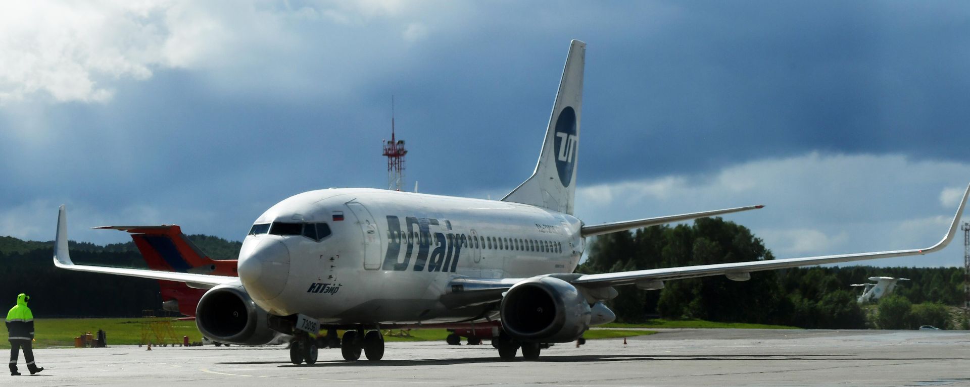 Самолет Boeing 737-500 авиакомпании UTair выруливает на стоянку после посадки в международном аэропорту Красноярска им. Д.А. Хворостовского (Емельяново). - Sputnik Азербайджан, 1920, 22.11.2022