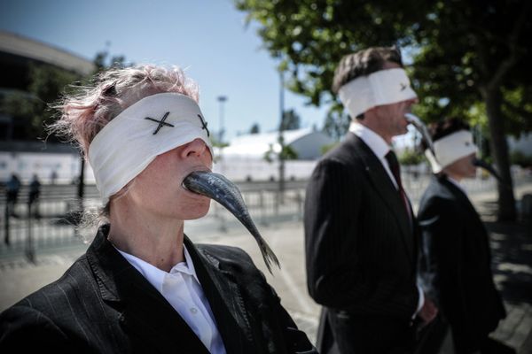 Активисты Ocean Rebellion принимают участие в акции протеста перед Altice Arena во время конференции ООН по океану в Лиссабоне. - Sputnik Азербайджан