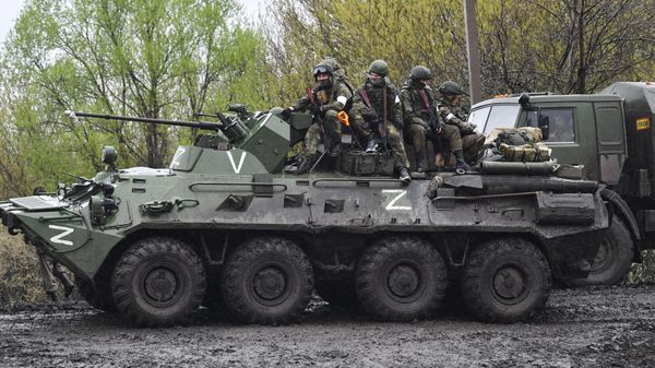 Военнослужащие ВС РФ на броне бронетранспортера БТР-82 - Sputnik Азербайджан