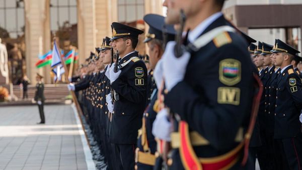 Daxili İşlər Nazirliyinin Polis Akademiyasında Azərbaycan Polisi Gününə və 2021-2022-ci tədris ilinin buraxılışına həsr olunmuş təntənəli mərasim - Sputnik Азербайджан