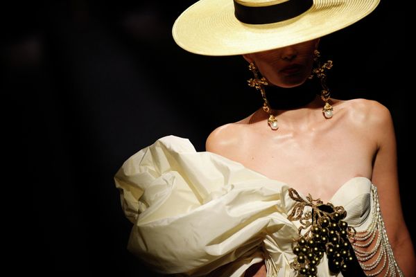 Модель во время показа Schiaparelli на Неделе моды в Париже, 4 июля 2022 года. - Sputnik Азербайджан