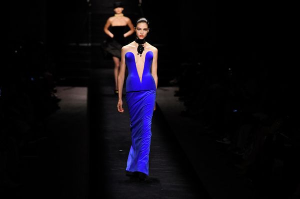 Модель во время показа Schiaparelli на Неделе моды в Париже, 4 июля 2022 года. - Sputnik Азербайджан
