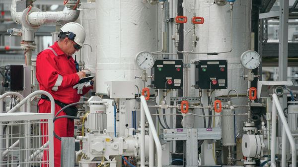 Рабочий проводит проверки по открытию газоперерабатывающего завода в Румынии - Sputnik Азербайджан