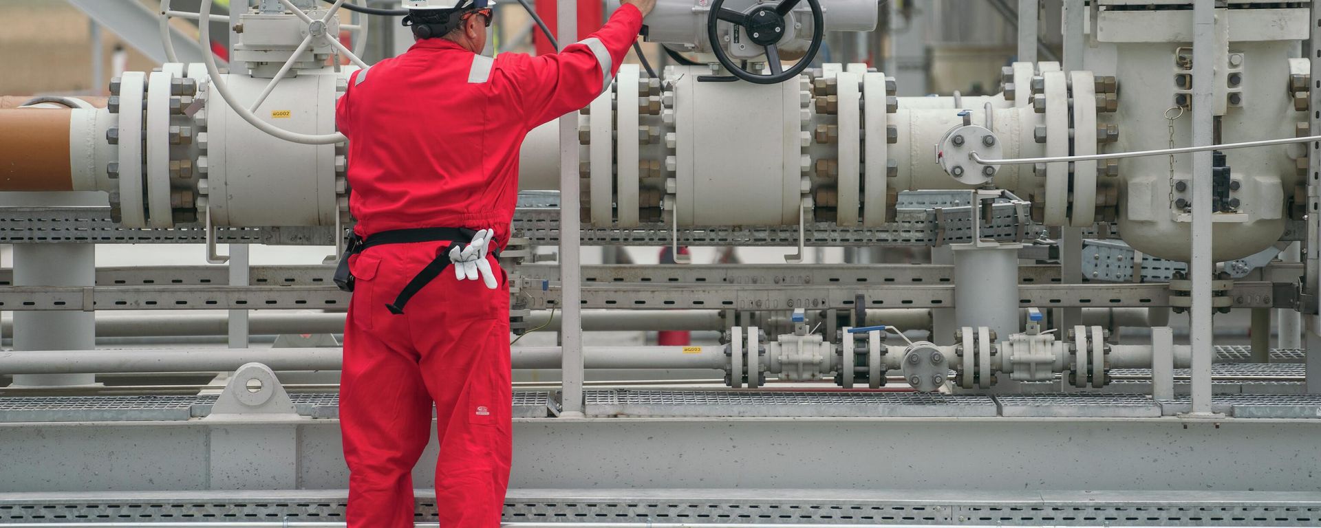 Рабочий проводит проверки по открытию газоперерабатывающего завода в Румынии - Sputnik Азербайджан, 1920, 08.07.2022
