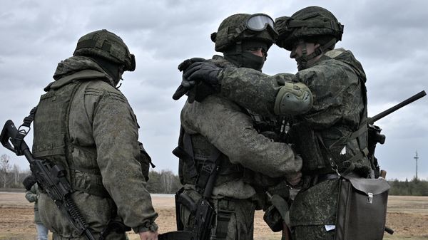 Военнослужащие во время совместных учений России и Белоруссии Союзная решимость-2022 на полигоне Обуз-Лесновский в Брестской области - Sputnik Азербайджан