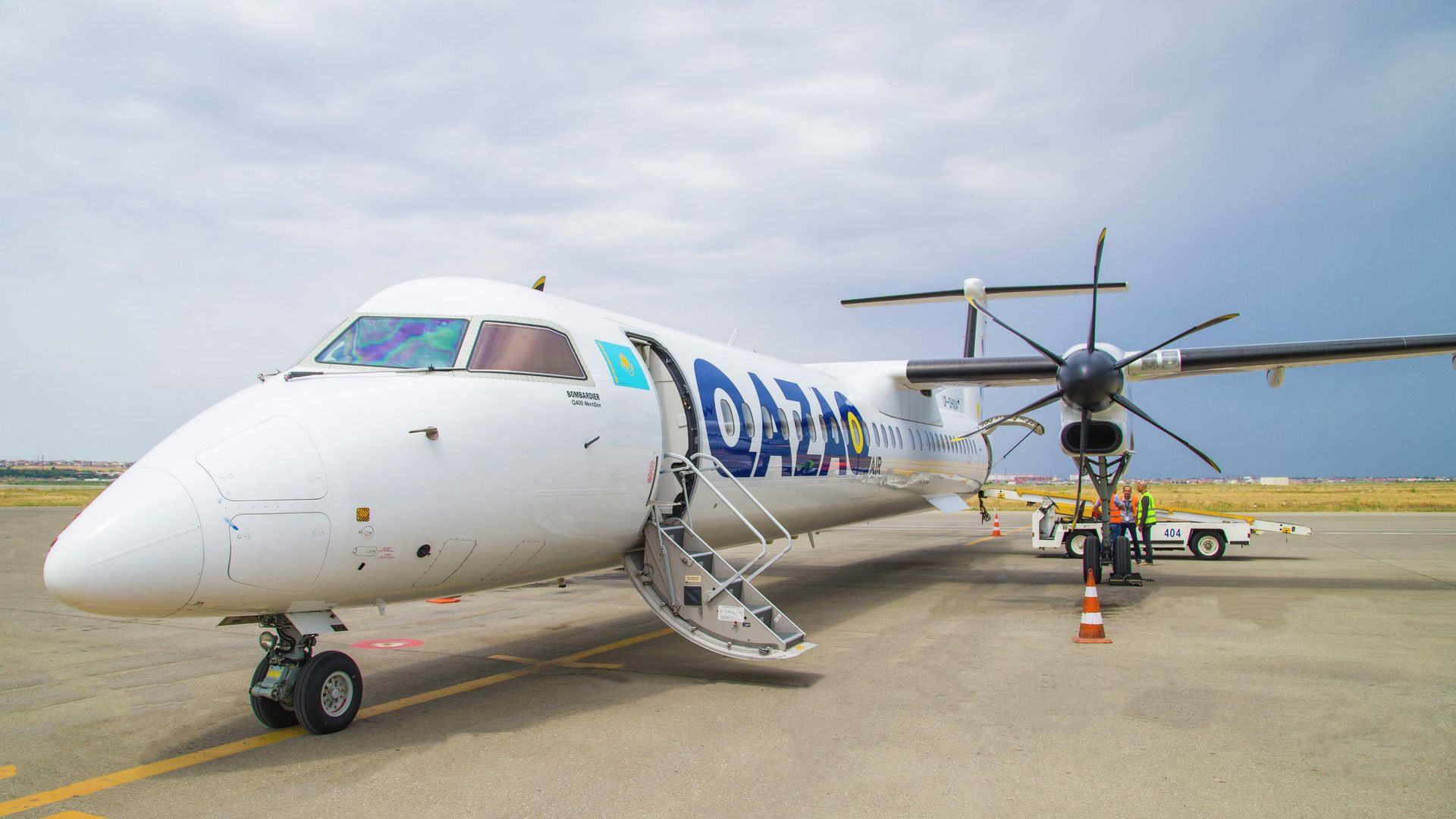 Самолет Qazaq Air канадского производства De-Havilland Dash 8-Q400 - Sputnik Азербайджан, 1920, 07.07.2022