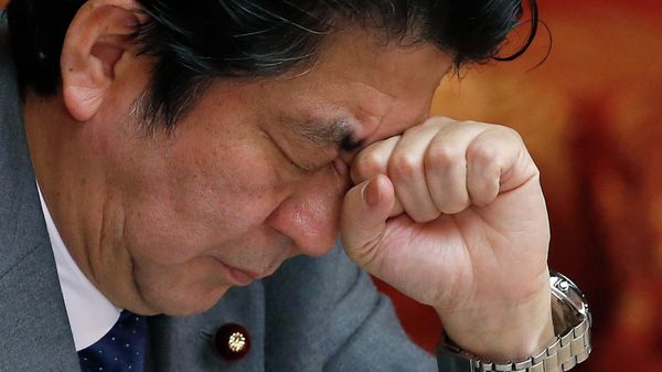 Реакция премьер-министра Японии Синдзо Абэ на заседании верхней палаты парламента в Токио - Sputnik Азербайджан