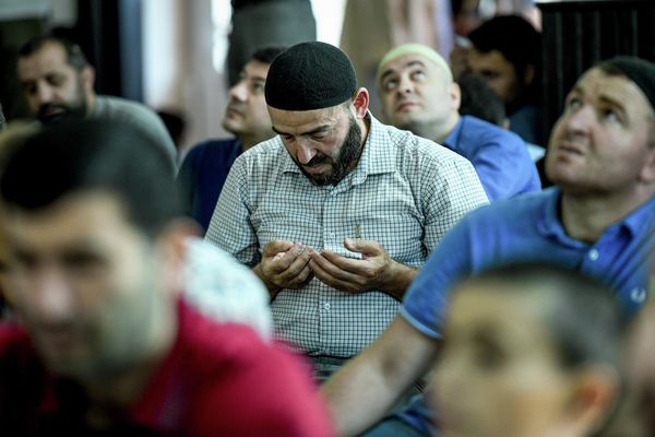 Bakıda İlahiyyət məscidində müqəddəs Qurban bayramı - Qurban Bayramı şərəfinə təntənəli  namaz - Sputnik Азербайджан