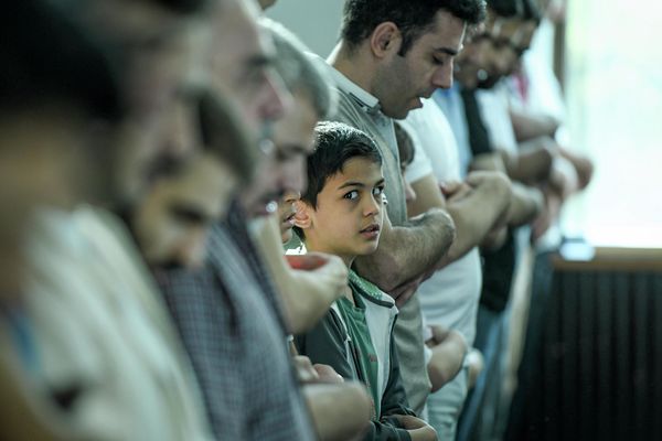 Bakıda İlahiyyət məscidində müqəddəs Qurban bayramı - Qurban Bayramı şərəfinə təntənəli  namaz - Sputnik Азербайджан