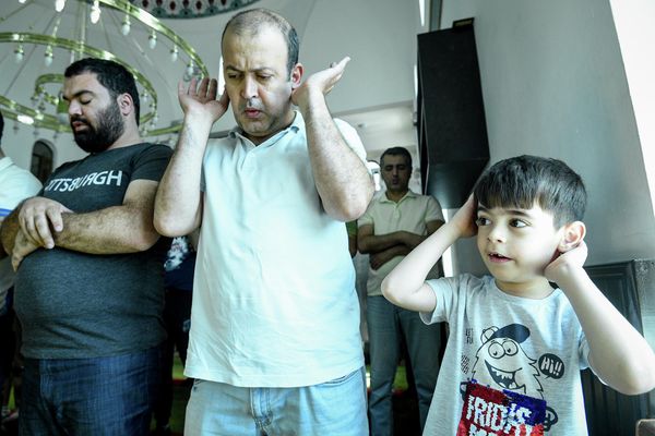 Bakıda İlahiyyət məscidində müqəddəs Qurban bayramı - Qurban Bayramı şərəfinə təntənəli  namaz - Sputnik Азербайджан